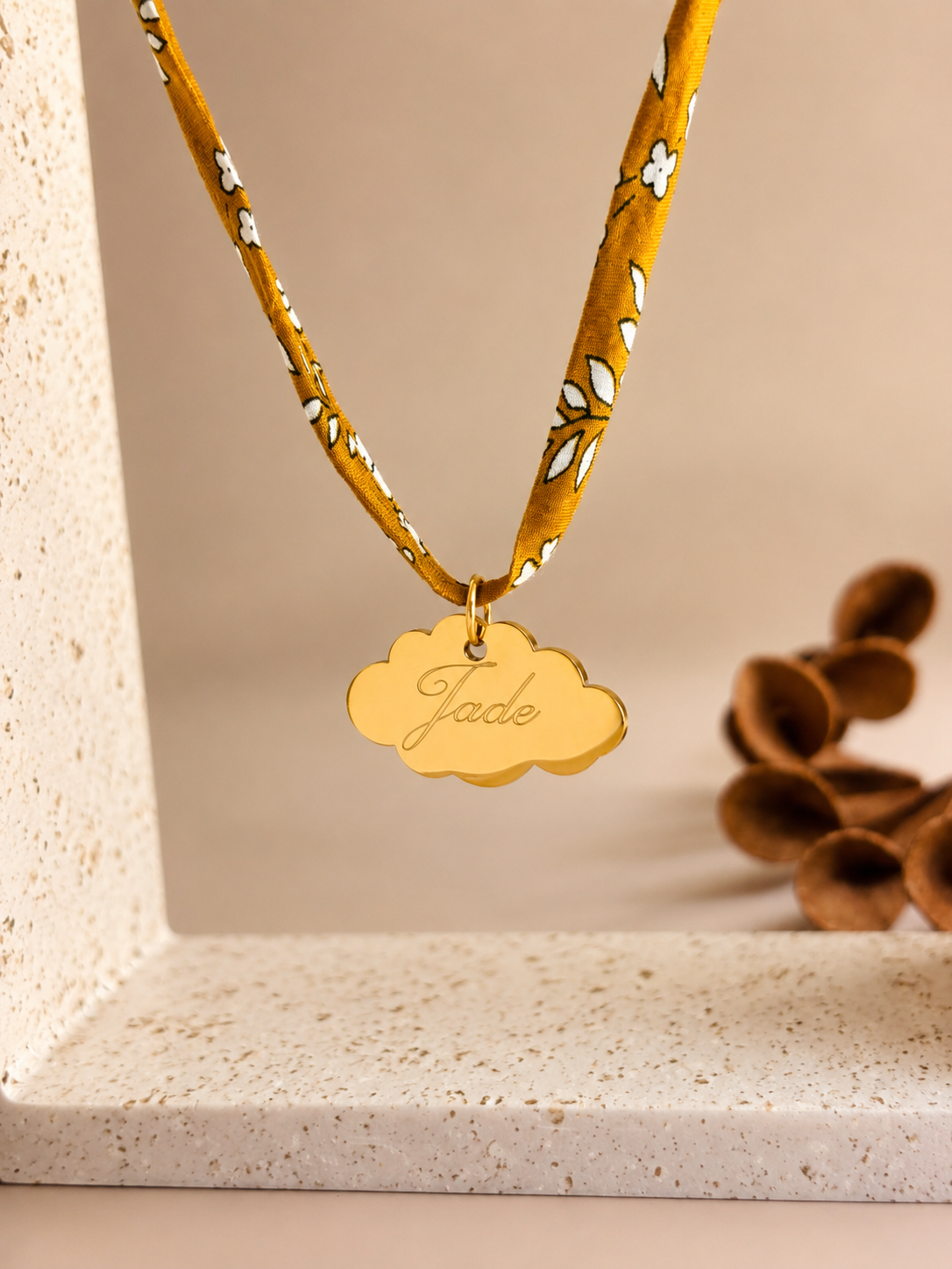 Collier Liberty personnalisé enfant Albane avec médaillon nuage doré.