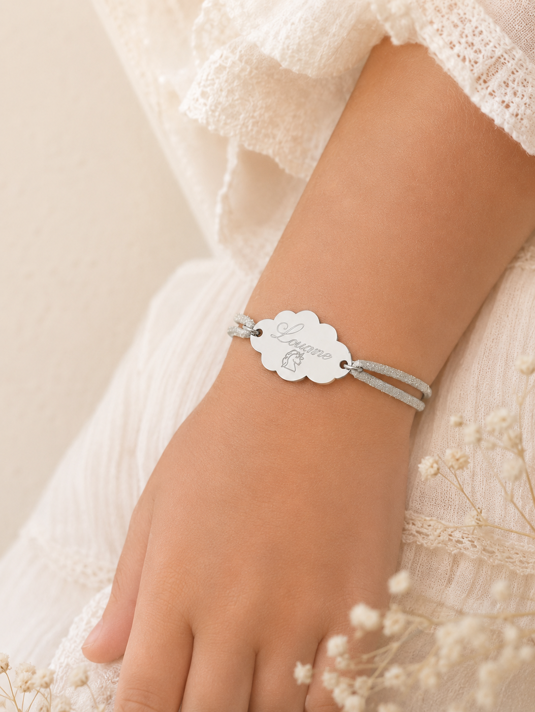 Bracelet enfant personnalisé avec médaillon nuage en acier inoxydable poli miroir.