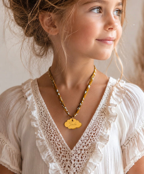 Collier personnalisé Gravéa Paris avec médaillon nuage or.