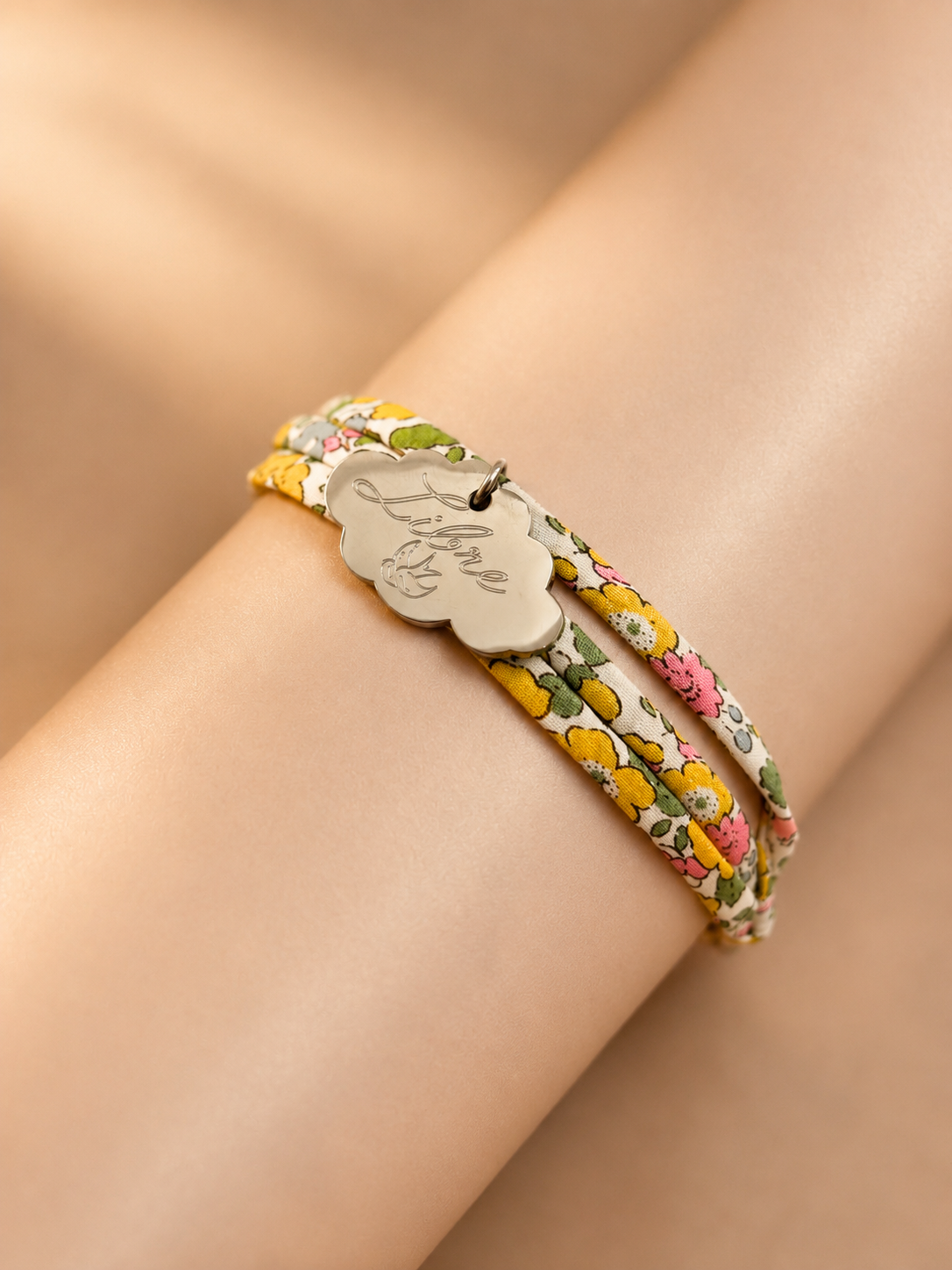 Bracelet femme ajustable avec médaillon nuage gravé 15 × 25 mm.