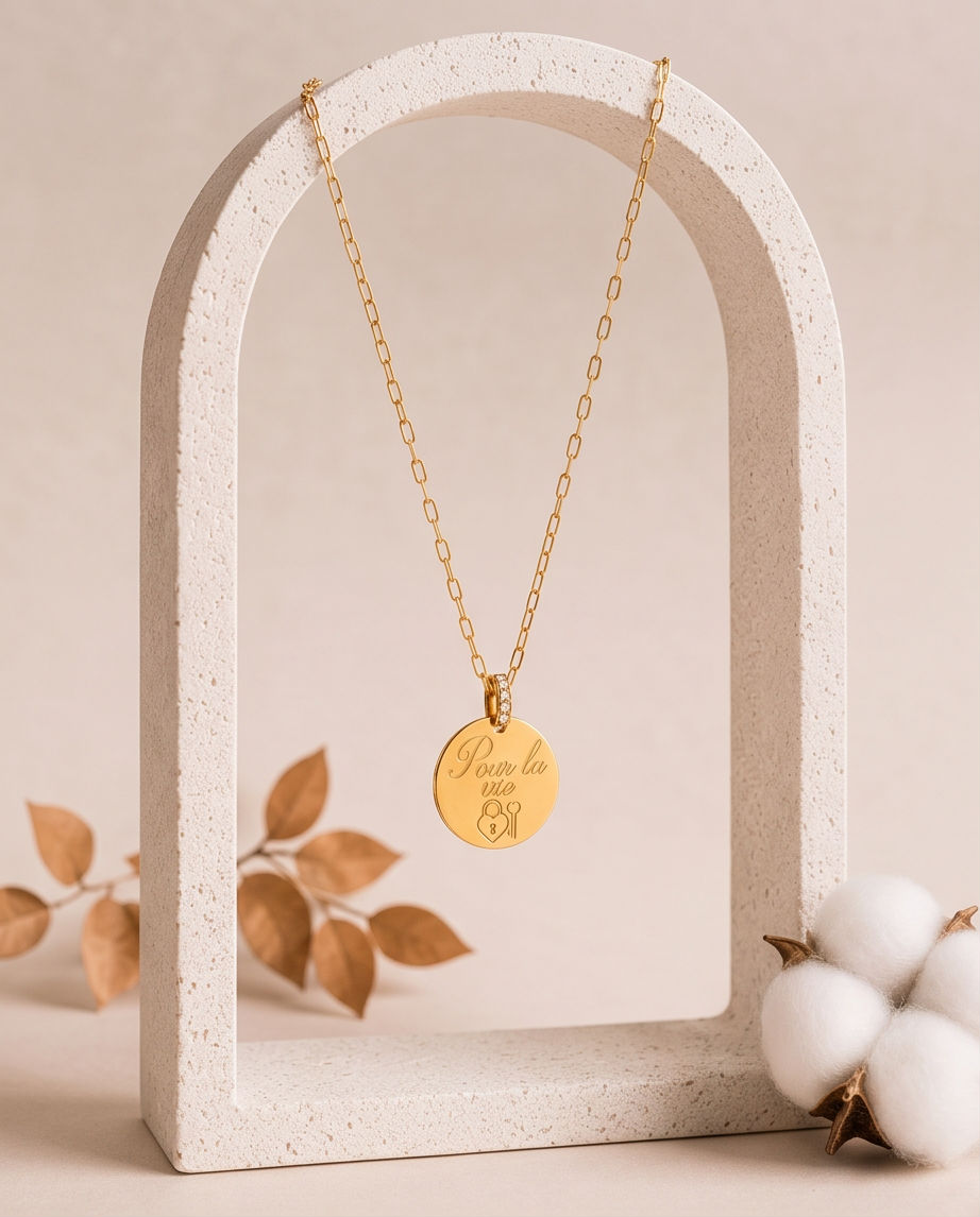 Bijou personnalisé pour femme avec médaille gravée.