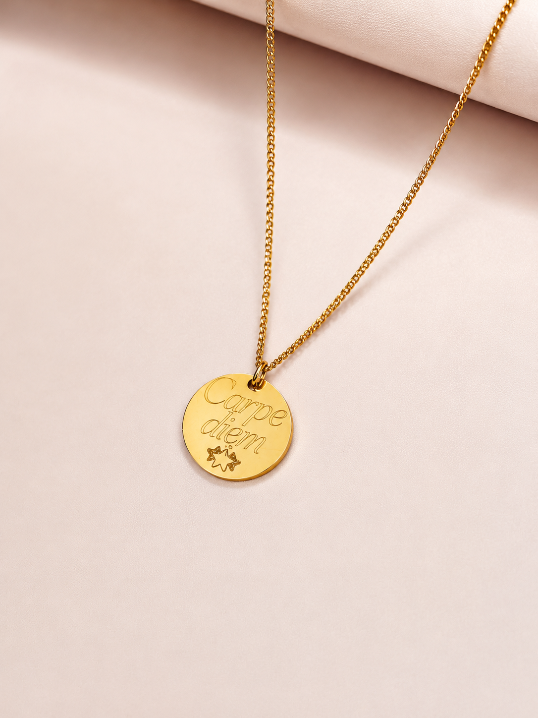     Collier personnalisé Gravéa Paris avec chaîne Cubaine et médaille ronde à personnaliser.