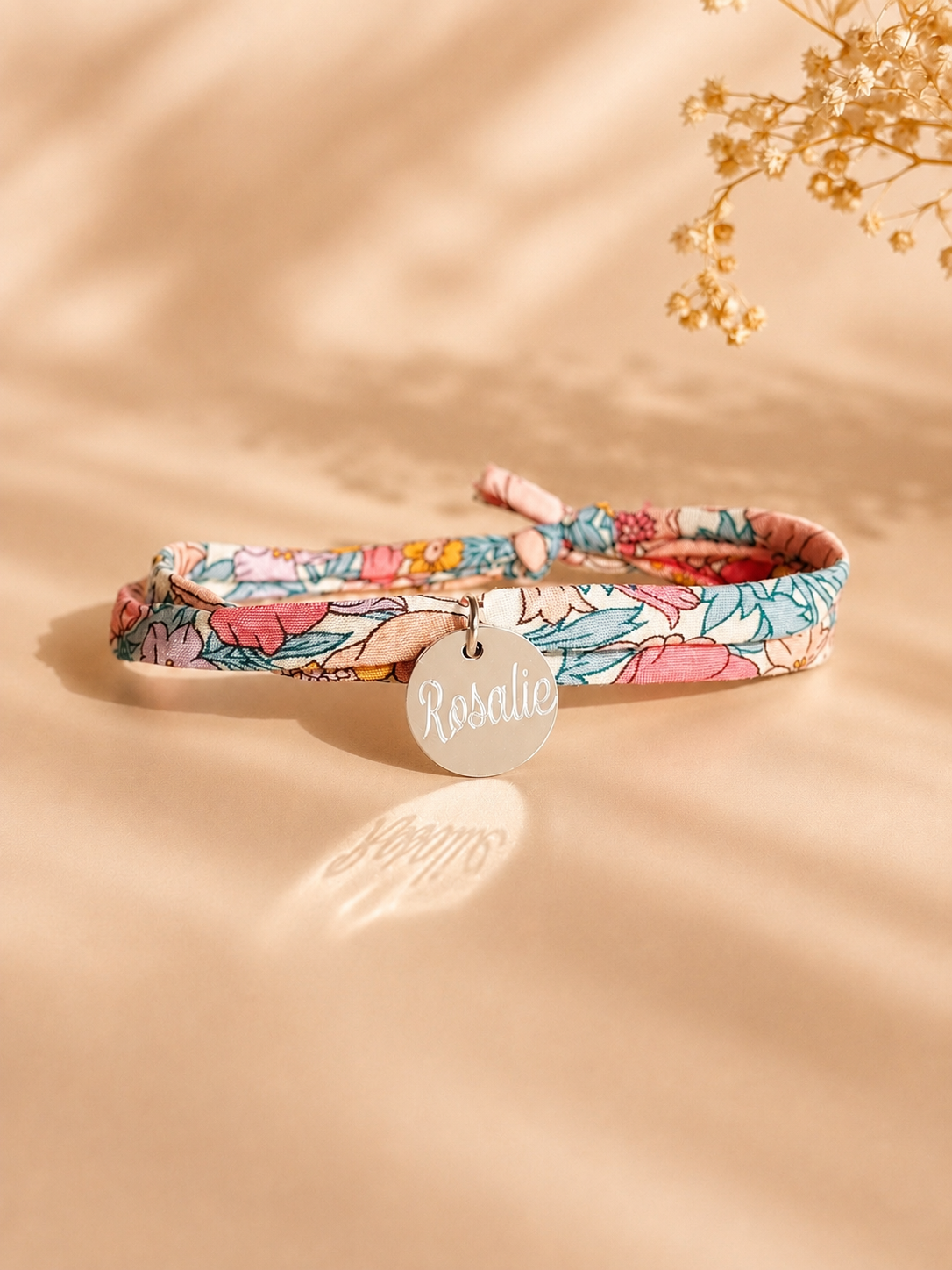 Bracelet Liberty personnalisé pour femme avec médaille gravée de 18 mm en acier inoxydable argenté, bijou élégant et intemporel.