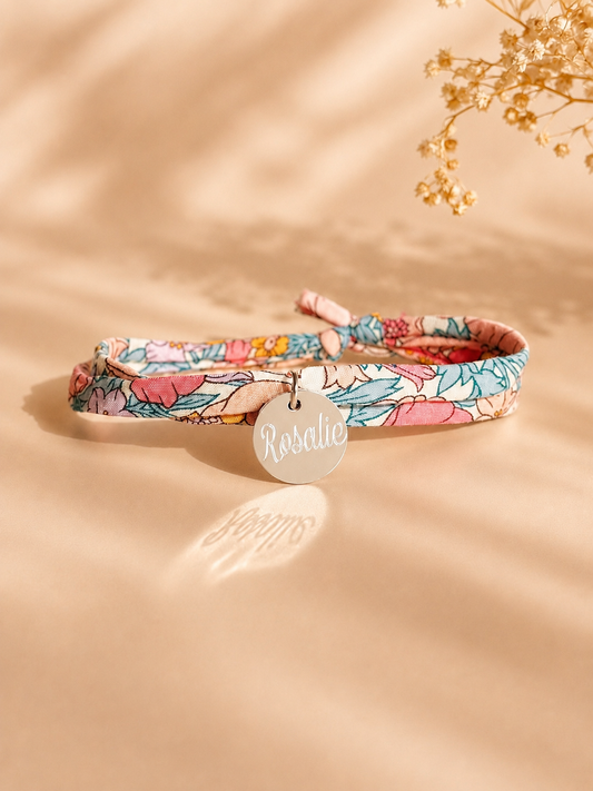 Bracelet Liberty personnalisé pour femme avec médaille gravée de 18 mm en acier inoxydable argenté, bijou élégant et intemporel.