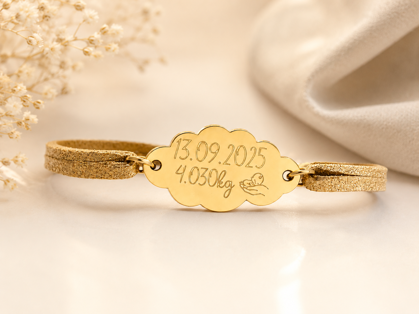Détail d'un bracelet personnalisé en daim avec médaille ronde gravée de 15 mm.