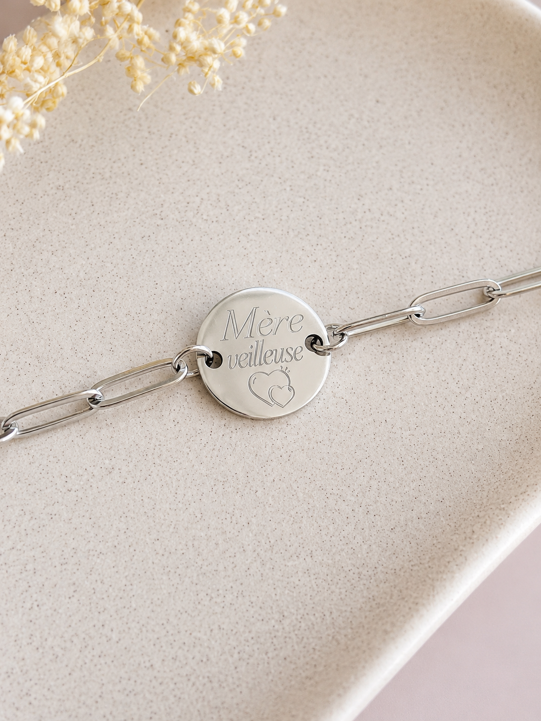     Détail du bracelet Sofia avec médaille personnalisable de 15 mm