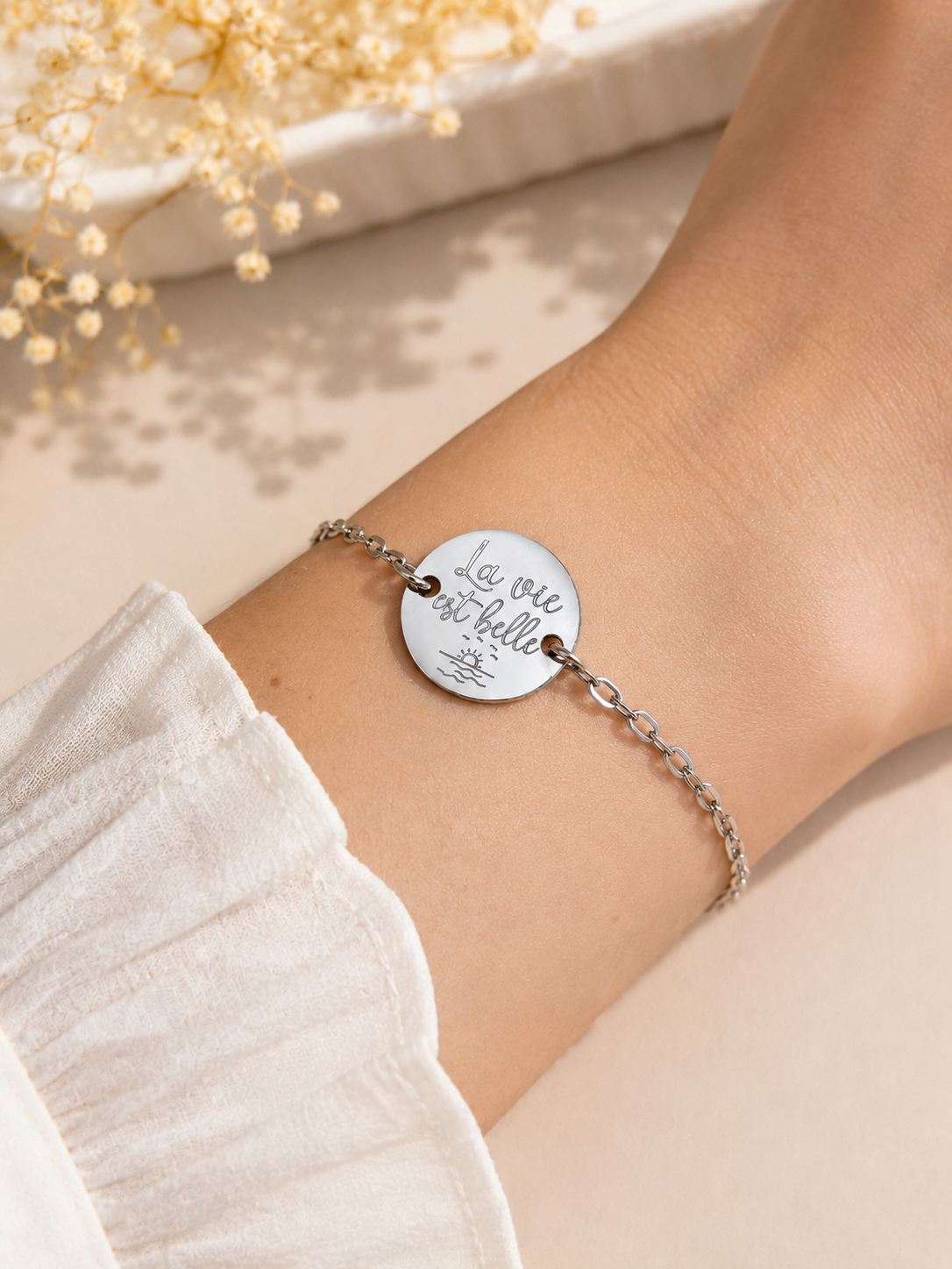 Bracelet avec médaille ronde personnalisable en acier inoxydable.
