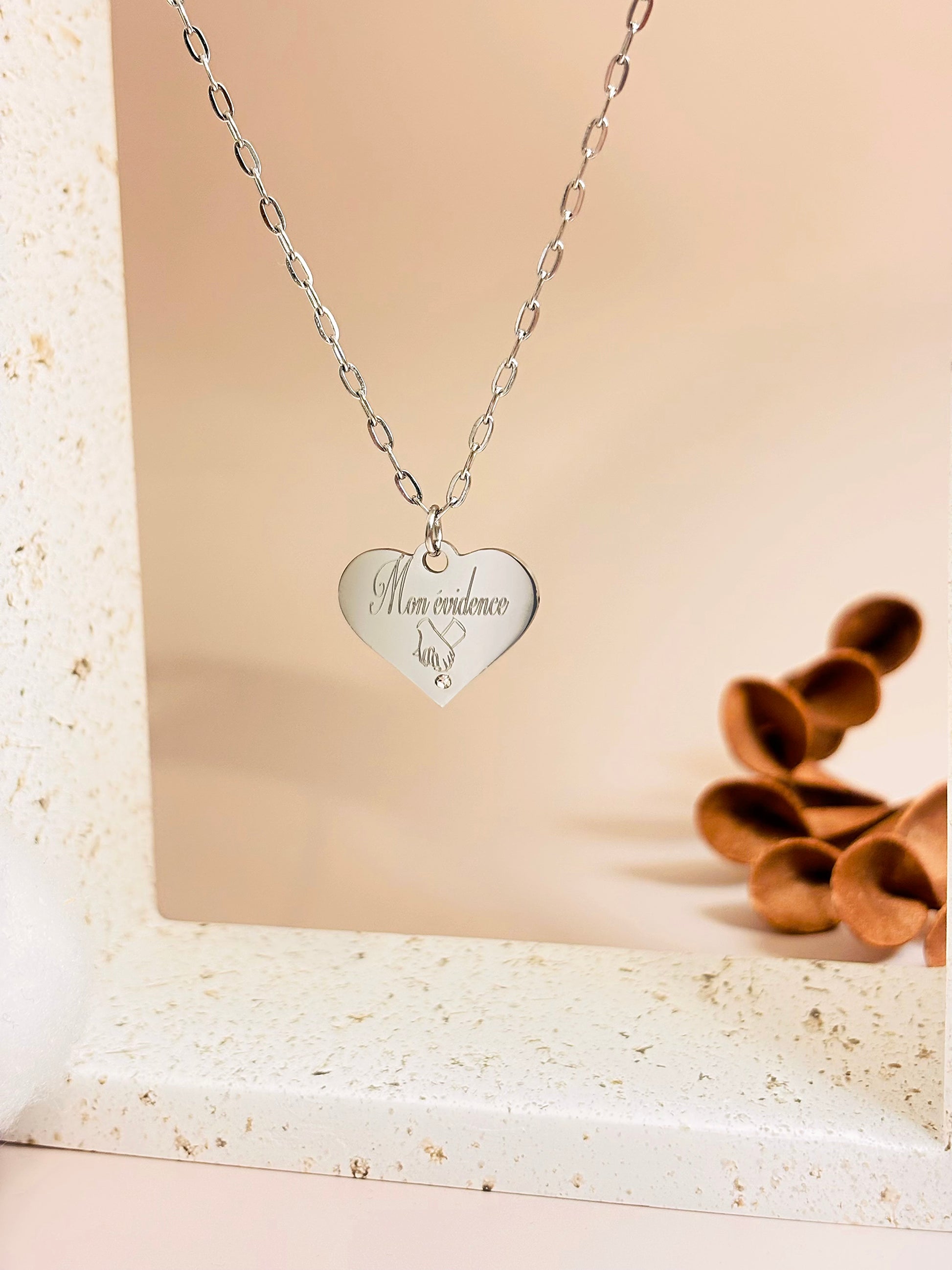    Pendentif cœur gravé de 20 × 25 mm avec zircon sur collier personnalisé argent.