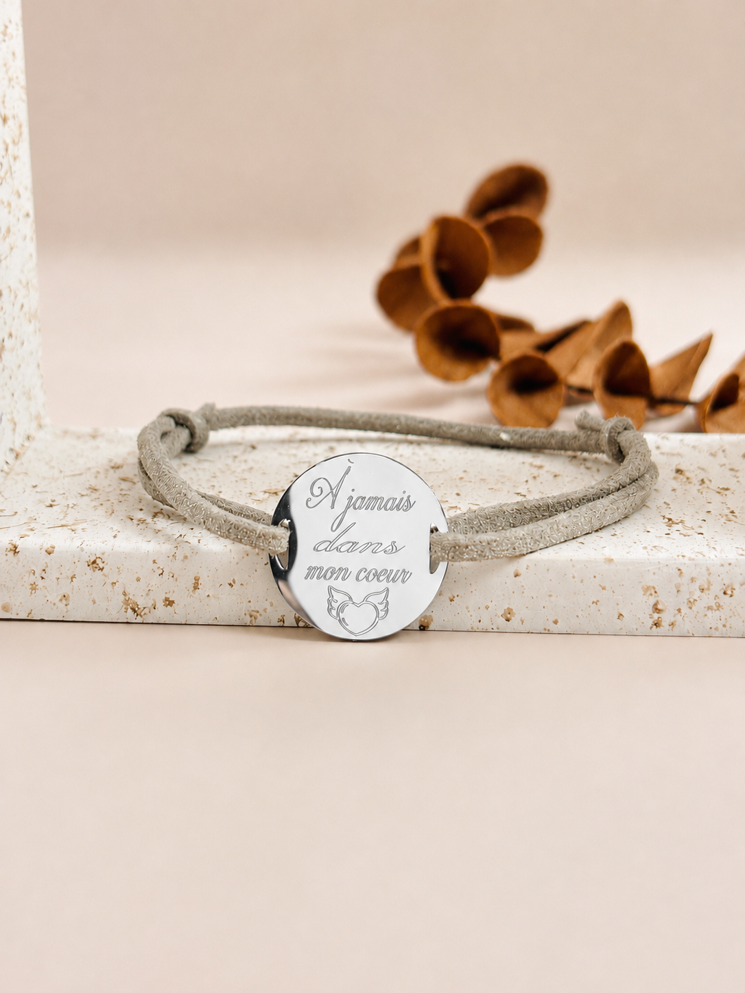 Bracelet Gravéa Paris en daim pailleté personnalisé.