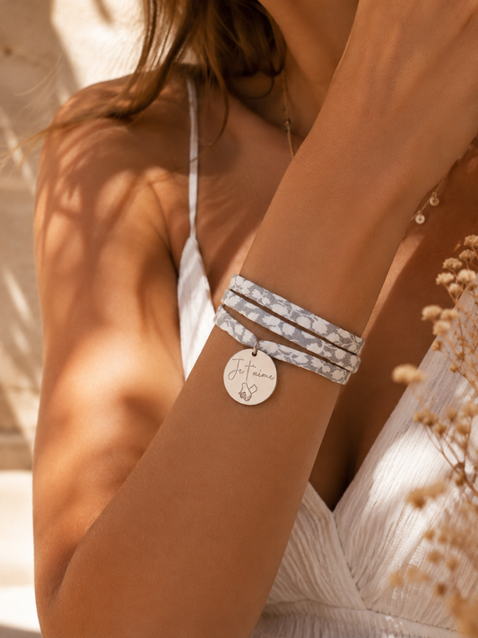     Bracelet Liberty trois tours avec médaille personnalisée gravée.