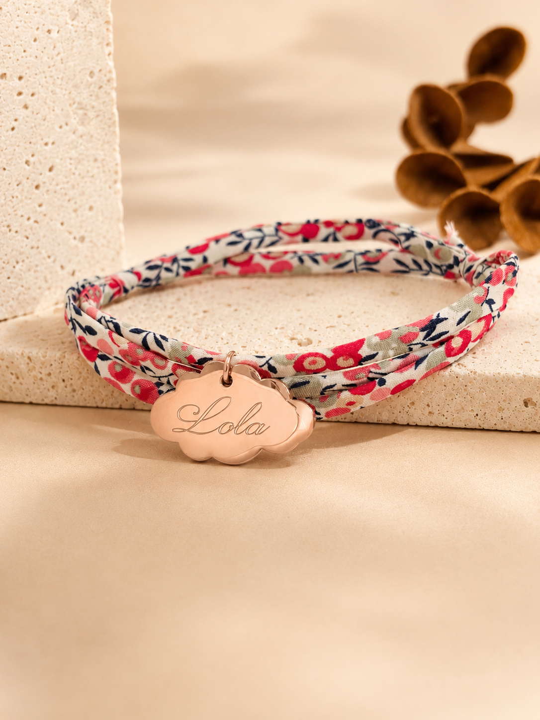 Bracelet Liberty triple tour personnalisé femme Marion avec médaillon nuage or rose.