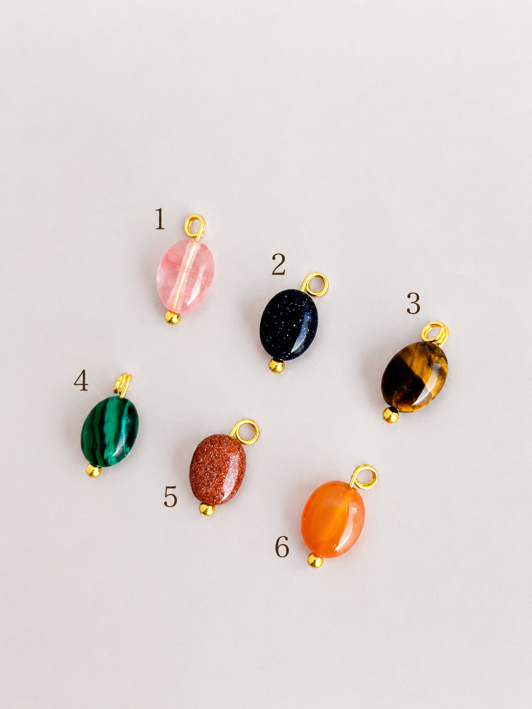 Charm ovale en pierre naturelle 8 × 5 mm.