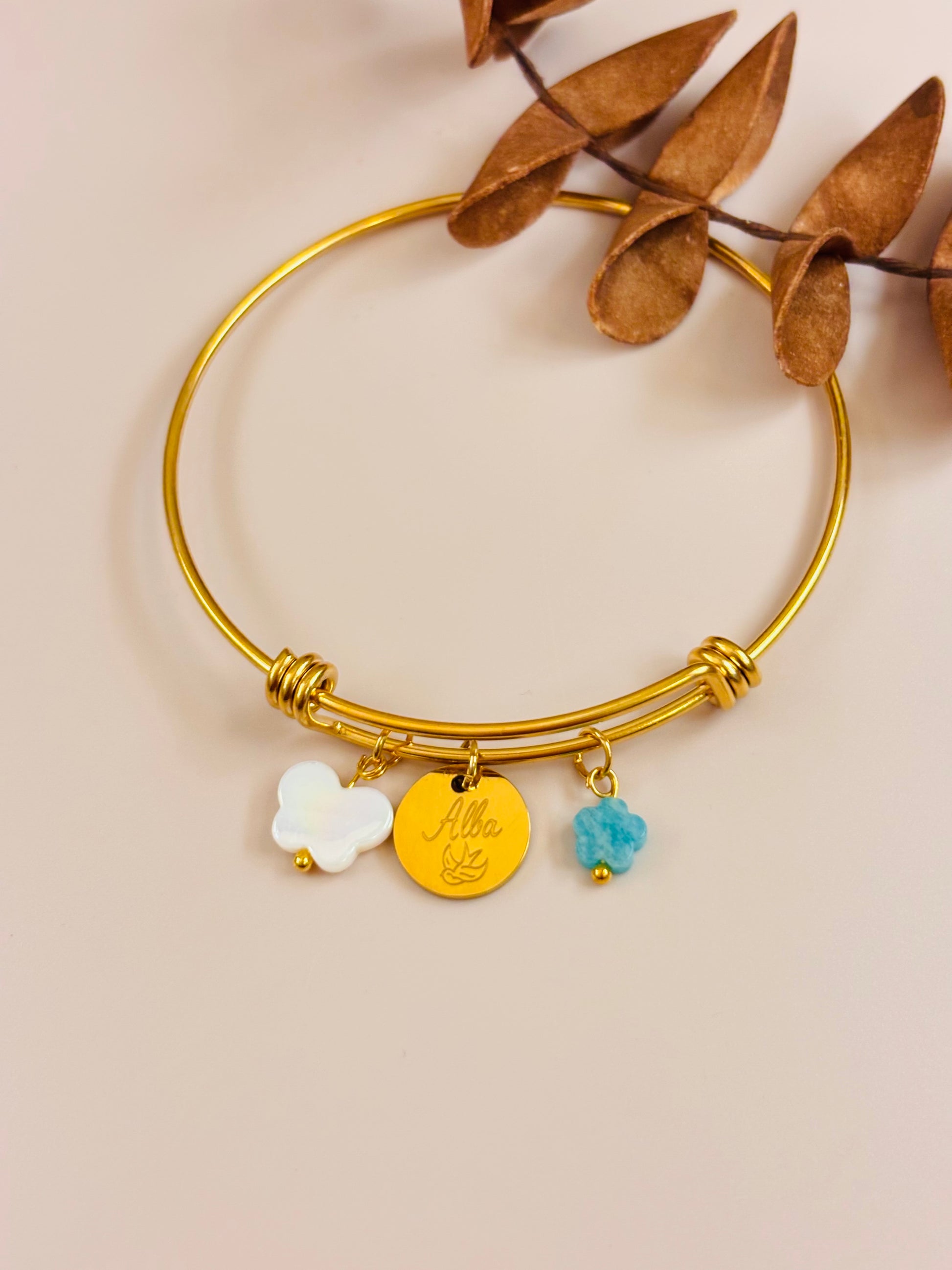 Bracelet jonc élégant avec gravure personnalisée.