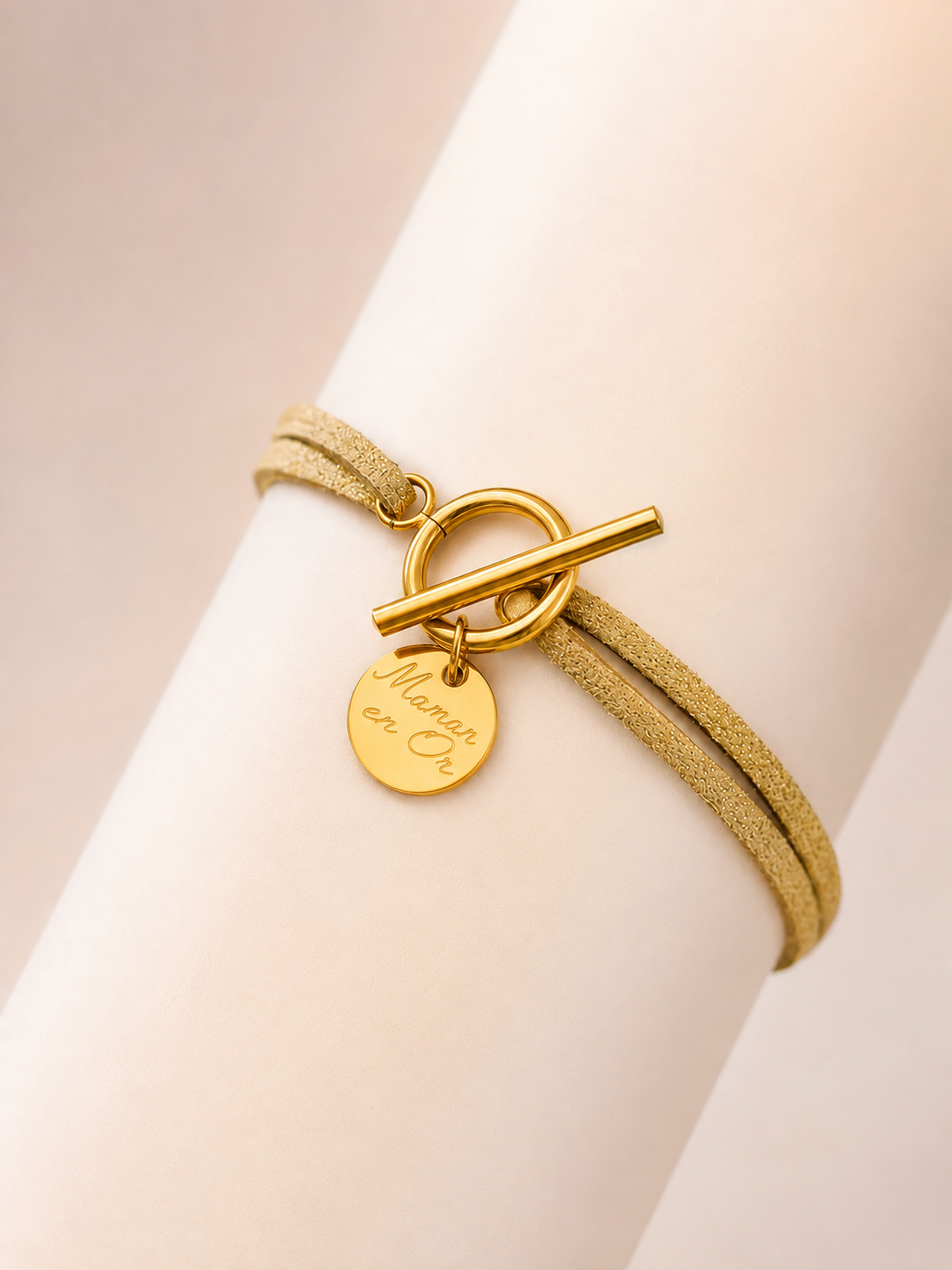 Bracelet daim élégant avec gravure personnalisée.