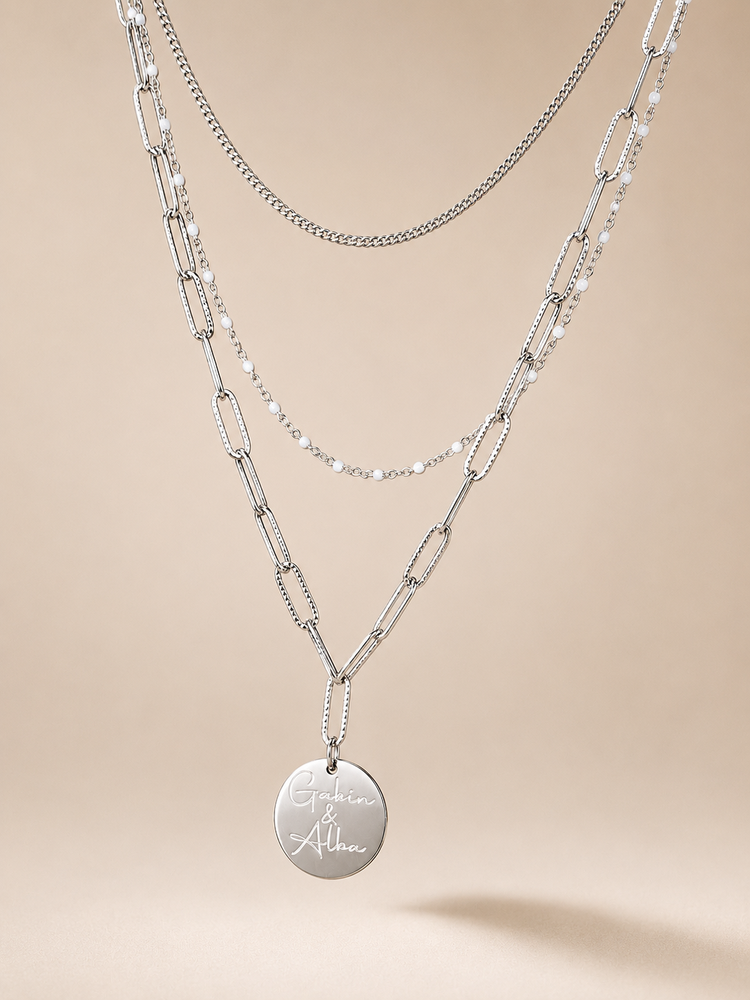 Détail du collier Eva à trois rangs avec médaille ronde personnalisable