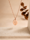     Collier Diana en acier inoxydable or rose avec médaille ovale personnalisée.