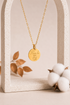 Collier personnalisé à graver pour femme en acier inoxydable doré avec médaille ronde gravée, bijou personnalisé Gravéa Paris.