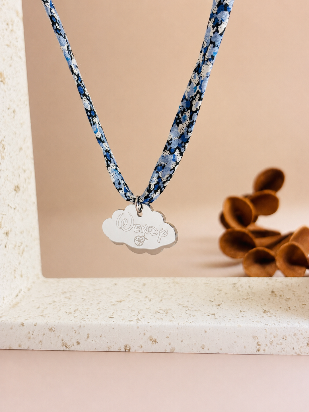 Collier Liberty personnalisé enfant Zoé avec médaillon nuage argent.