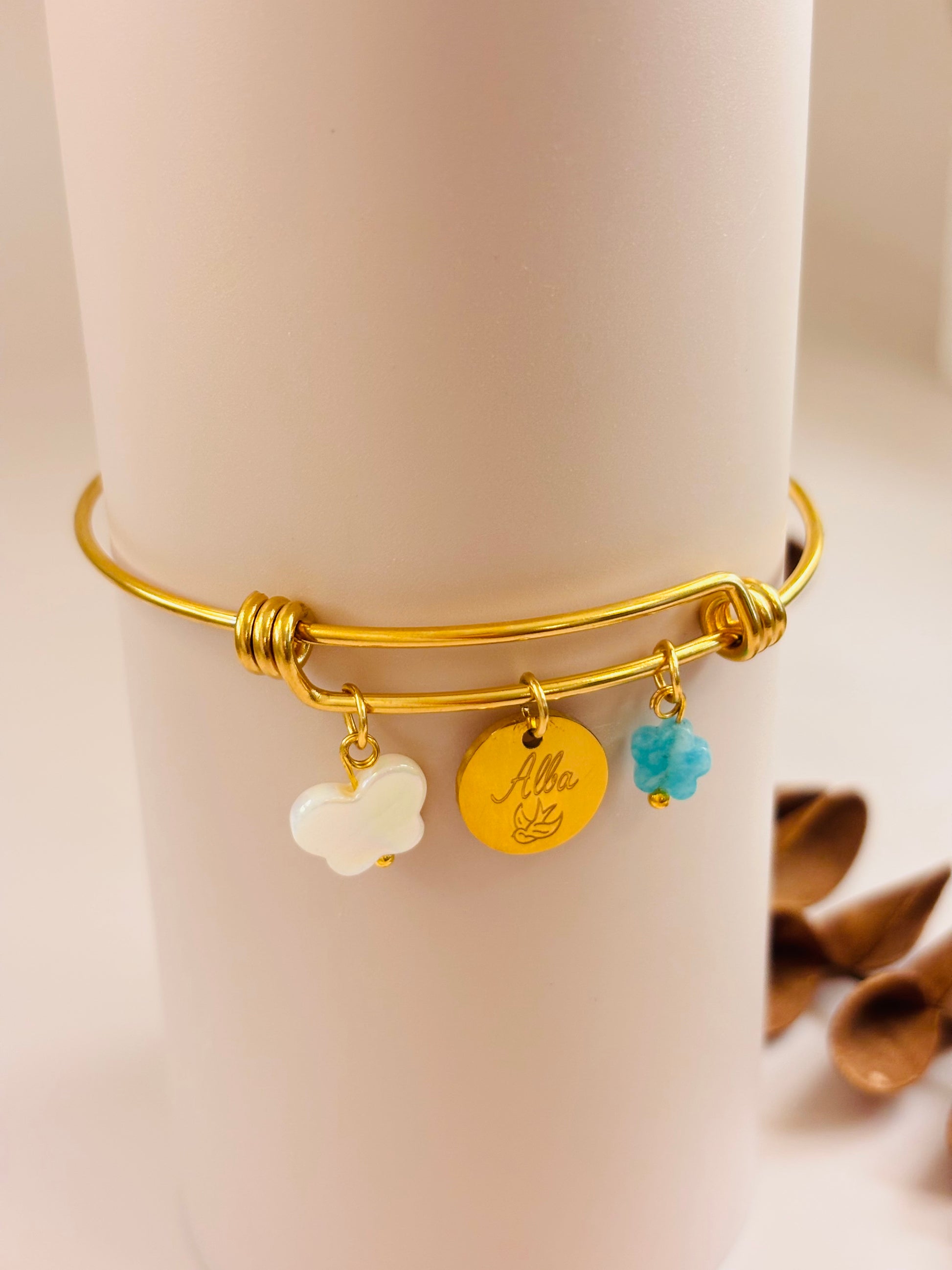 Bracelet personnalisé avec charms au choix.