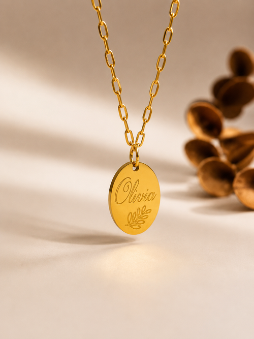 Détail d'un collier personnalisé en acier inoxydable avec médaille ovale gravée