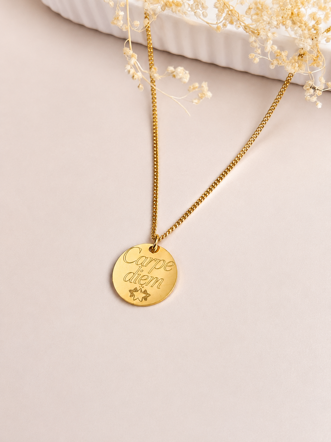     Collier personnalisé à graver pour femme avec chaîne Cuban et médaille en acier inoxydable
