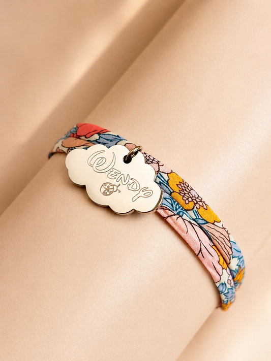 Bracelet Liberty personnalisé pour enfant avec médaille Nuage gravée en acier inoxydable, bijou personnalisé Gravéa Paris.