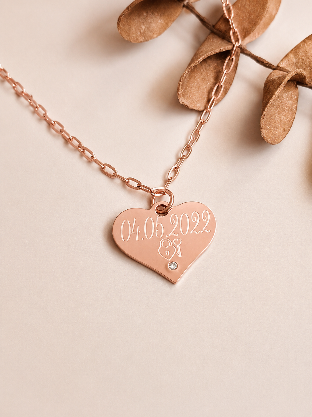     Collier femme cœur à graver avec chaîne trombone et pendentif de 20 × 25 mm.