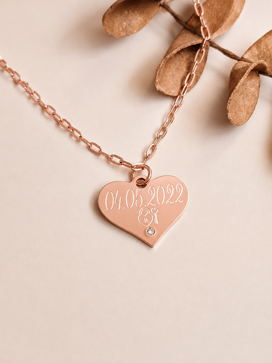     Collier femme cœur à graver avec chaîne trombone et pendentif de 20 × 25 mm.