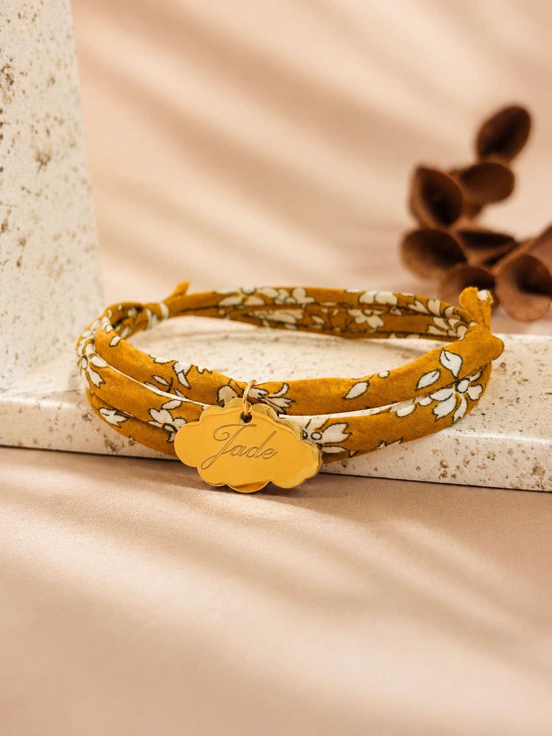 Bracelet triple tour en Liberty avec médaille nuage en acier inoxydable or.
