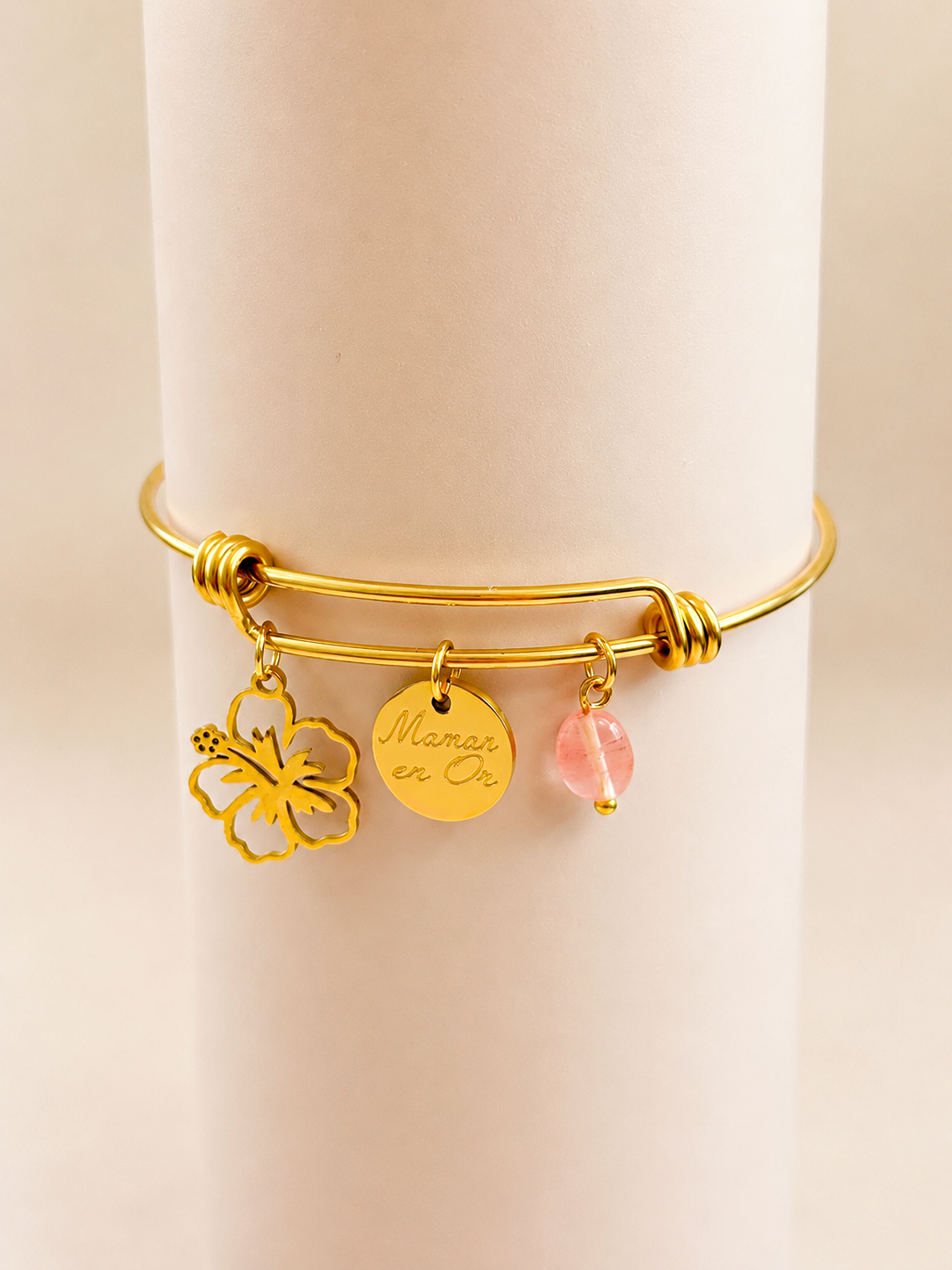 Bracelet jonc avec charms personnalisables.