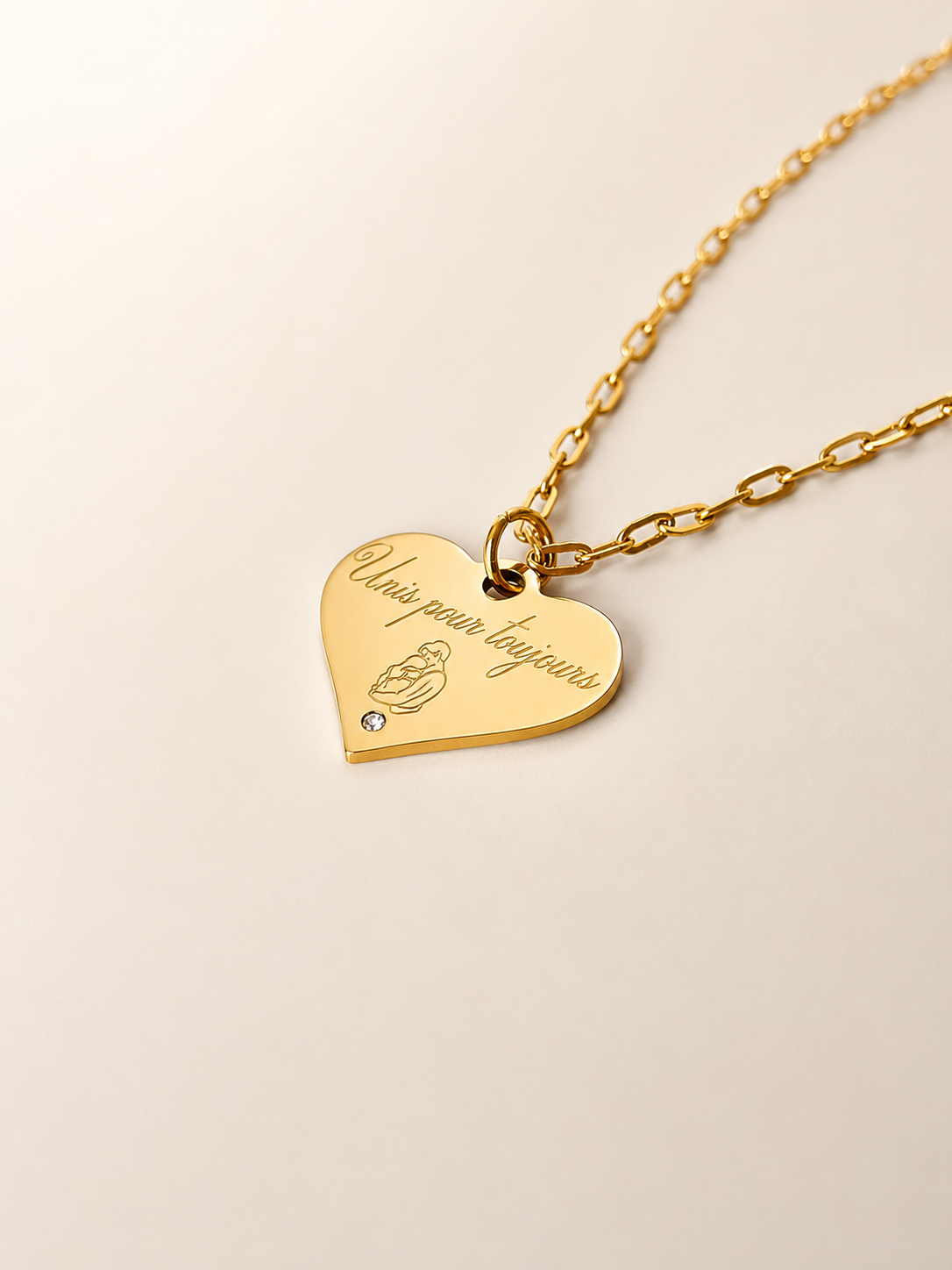     Collier femme personnalisé avec cœur à graver en acier inoxydable doré.