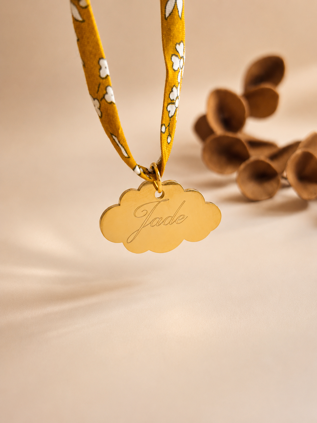 Détail du collier Liberty enfant gravé finition or
