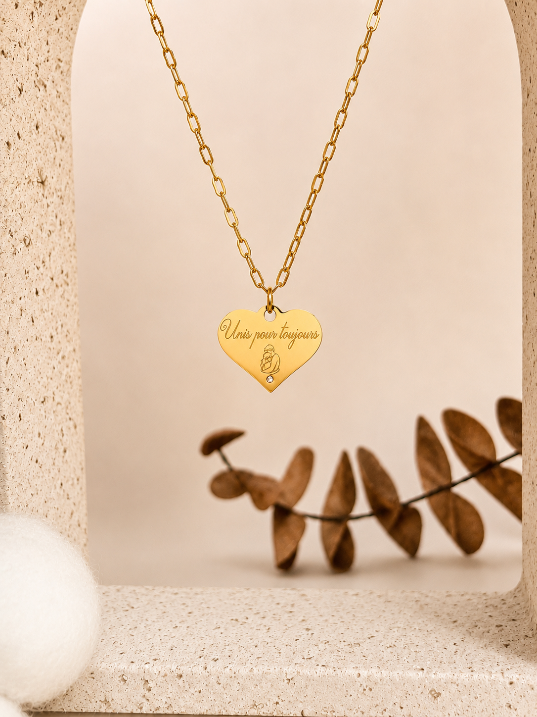     Pendentif cœur gravé de 20 × 25 mm sur collier personnalisé doré.
