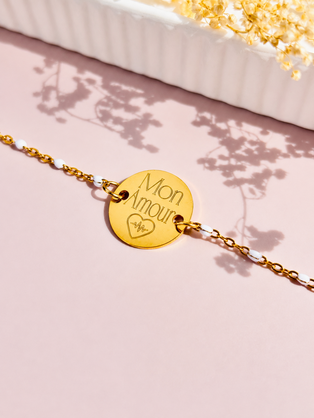     Détail du bracelet Lily en résine blanche avec médaille gravée