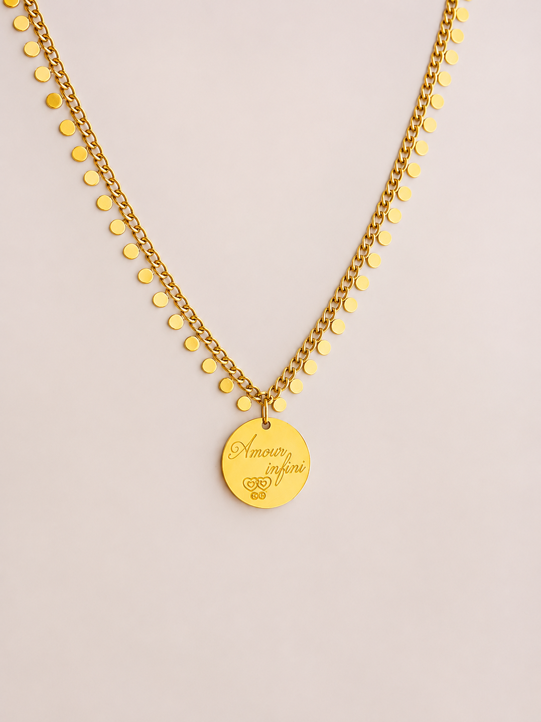     Détail du collier Jade en acier inoxydable doré avec médaille ronde personnalisée.