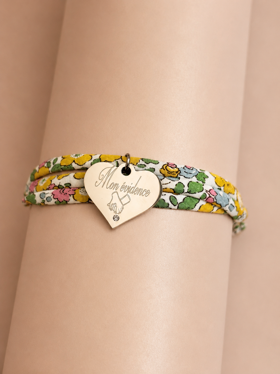 Bracelet Liberty avec médaillon cœur serti d’un zircon.