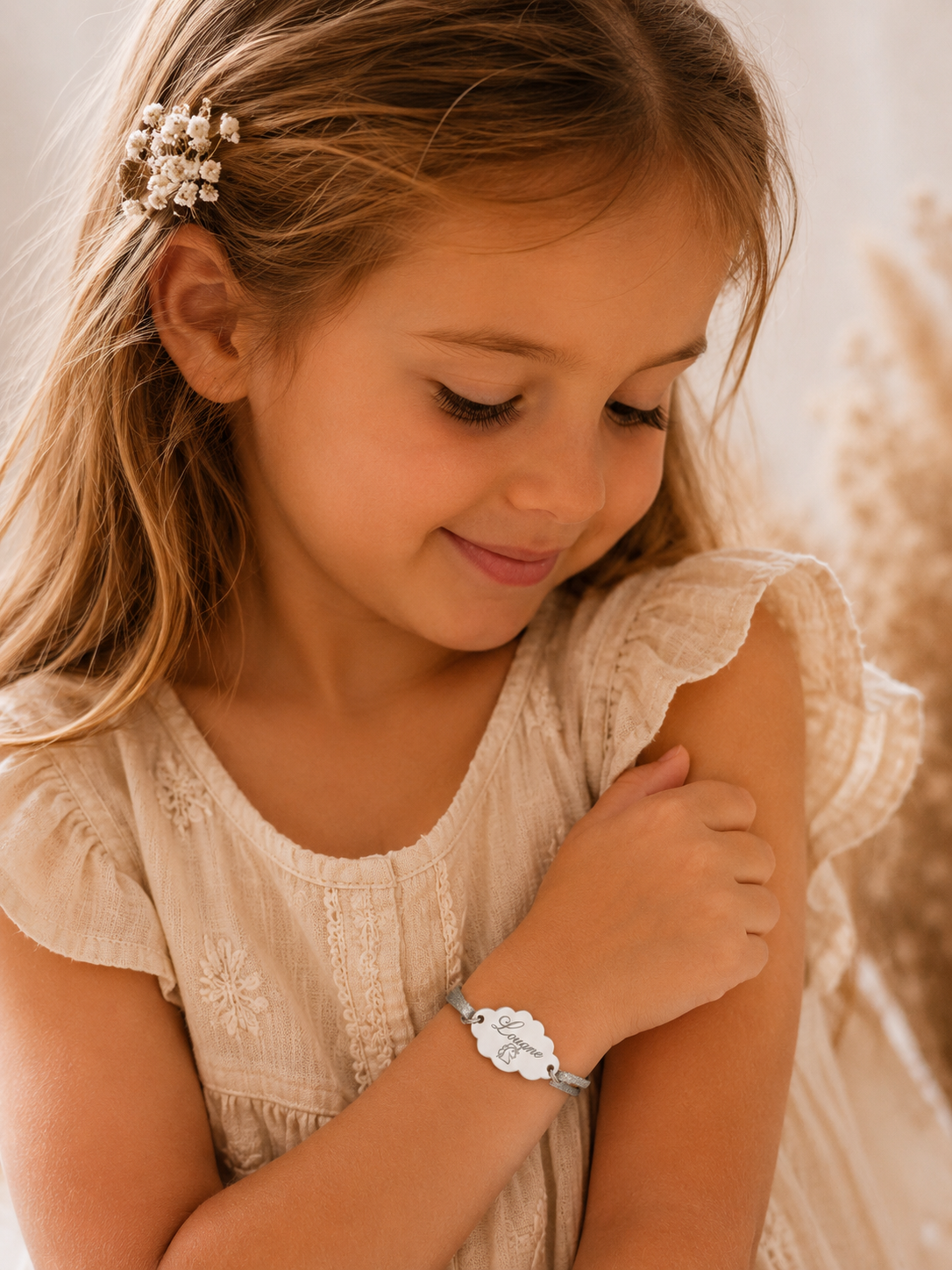 Bracelet personnalisé pour petite fille avec cordon en daim gris et médaillon nuage gravé.