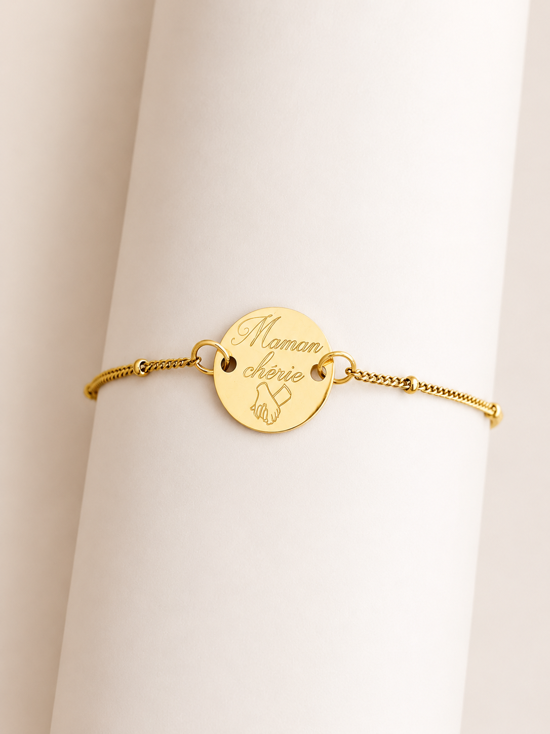     Médaillon poli miroir gravé sur bracelet femme personnalisé.