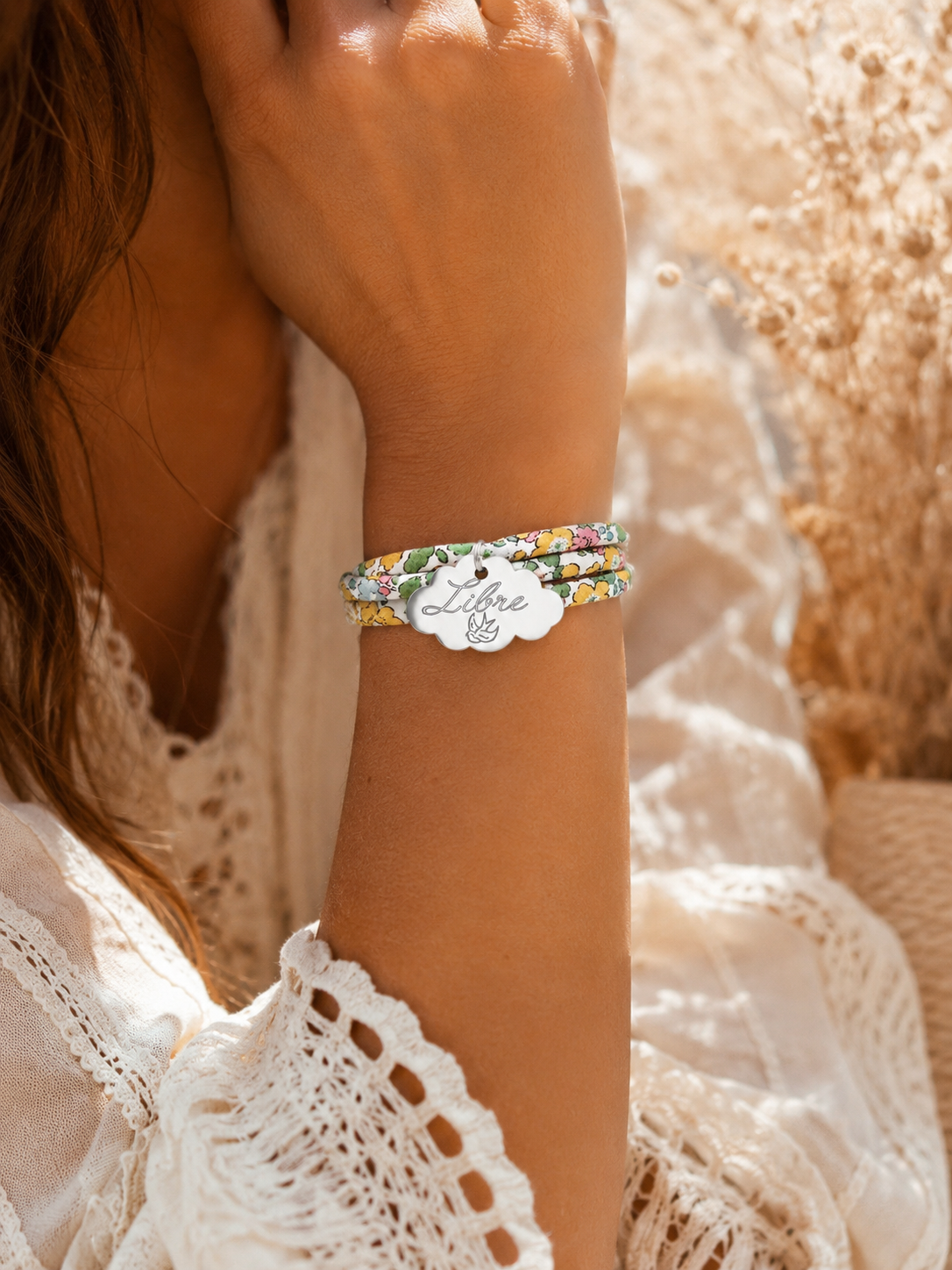 Bracelet personnalisé Gravéa Paris avec médaillon nuage en acier inoxydable argent.