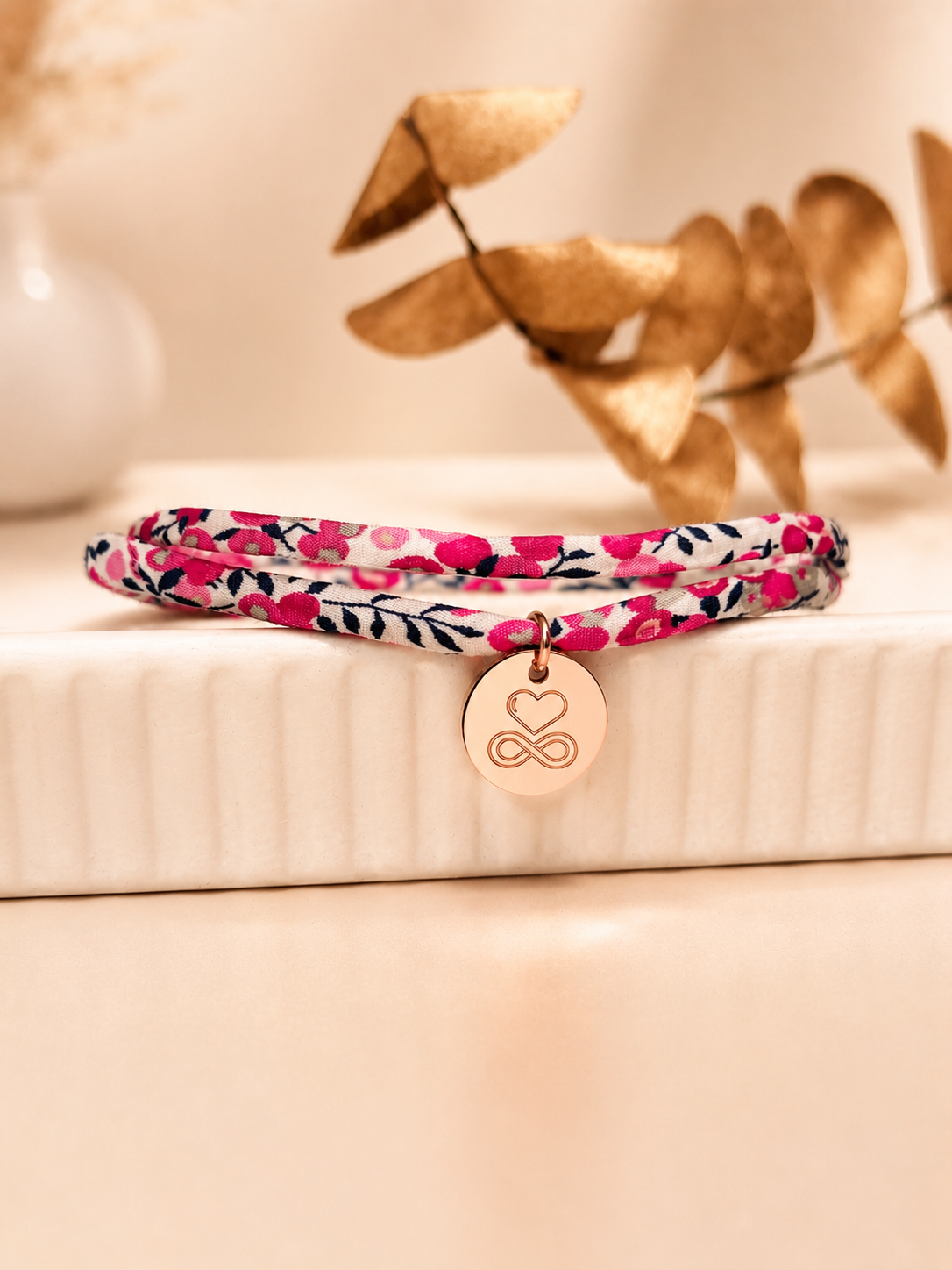 Bracelet Liberty personnalisé pour femme avec médaille de 18 mm en acier inoxydable Rose Gold gravée, taille réglable de 15 à 20 cm, bijou élégant et raffiné.