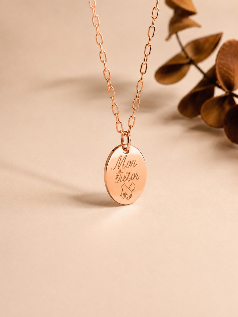     Détail d’un collier femme personnalisé en acier inoxydable or rose avec médaille ovale gravée.