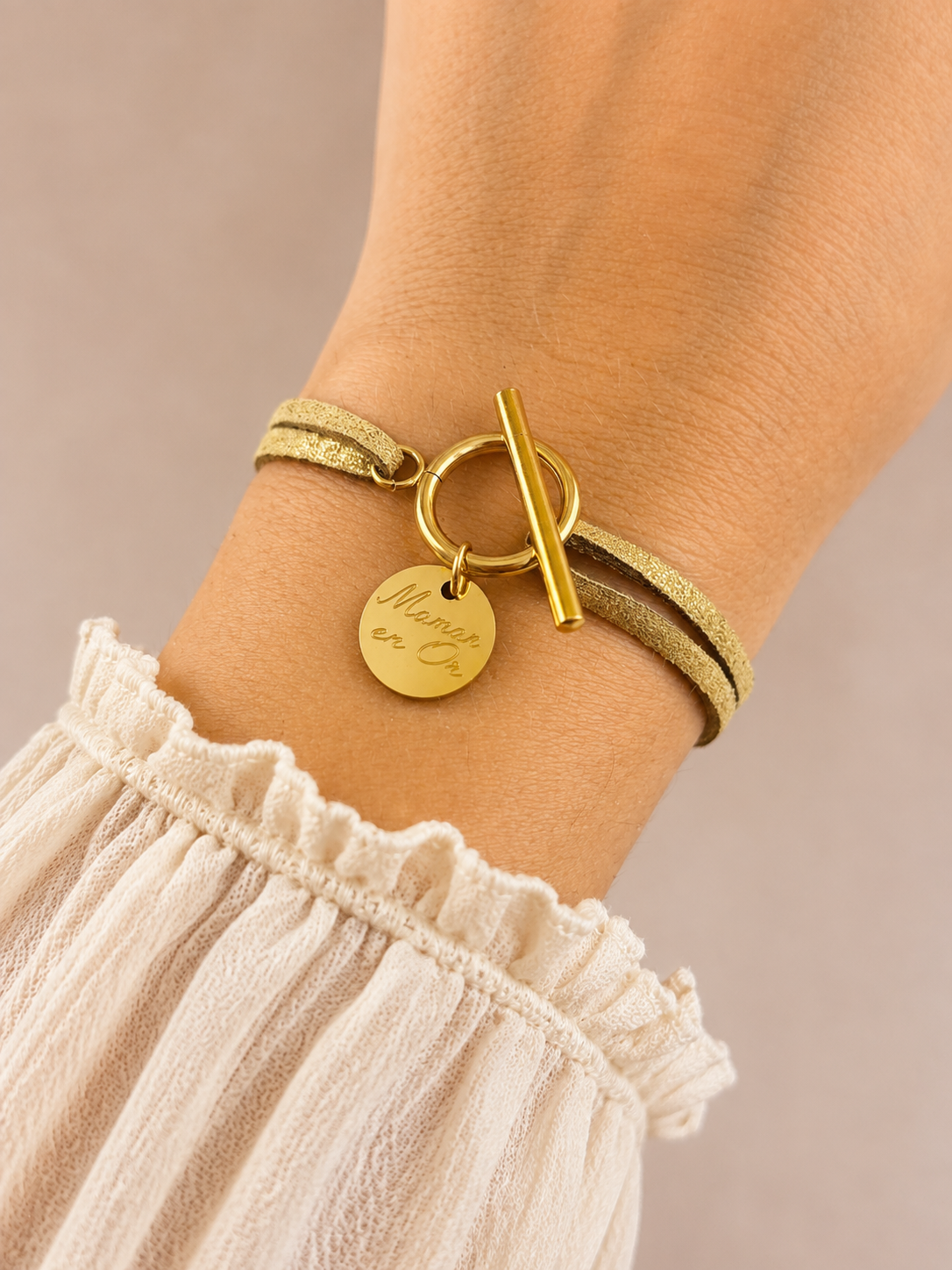 Bracelet daim ajustable avec médaille à graver.