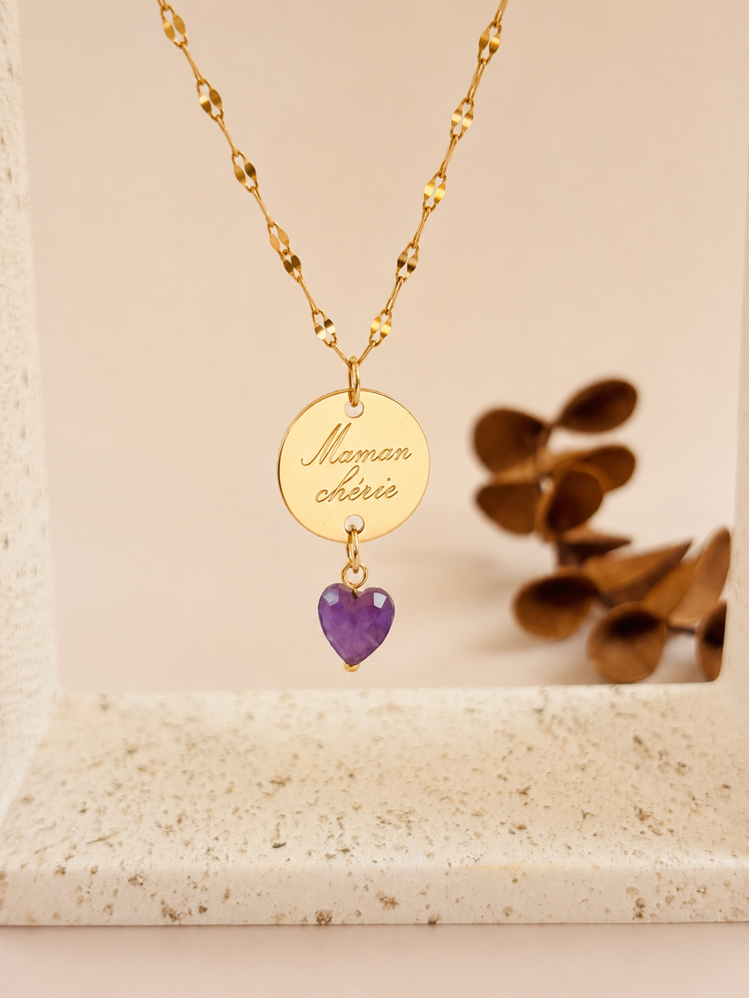 Collier femme avec petit cœur en pierre naturelle.