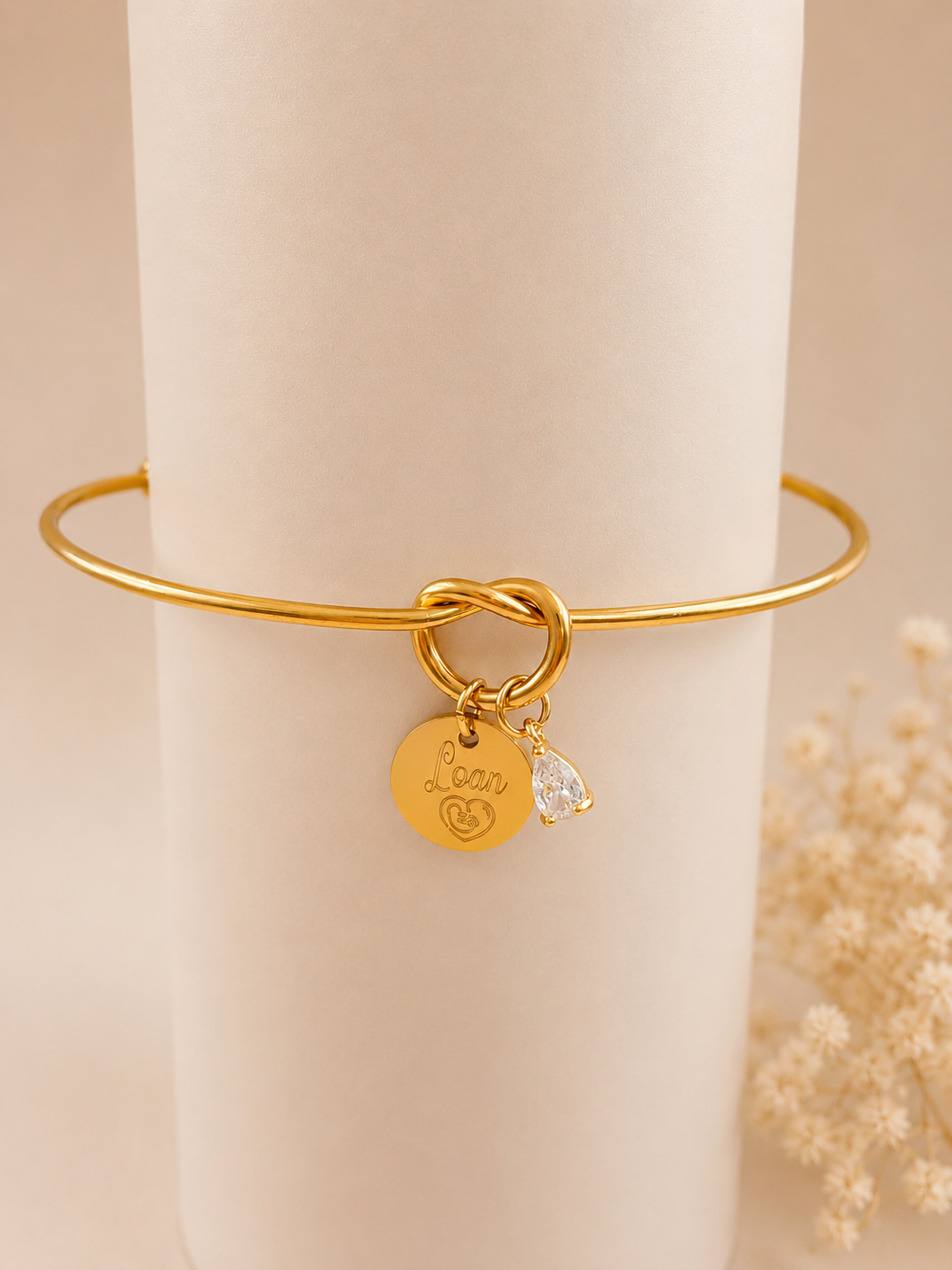 Bracelet jonc avec zircon et médaille gravée.