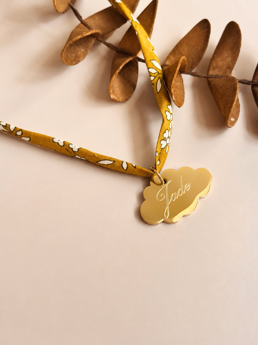 Collier enfant avec pendentif nuage en acier inoxydable doré.
