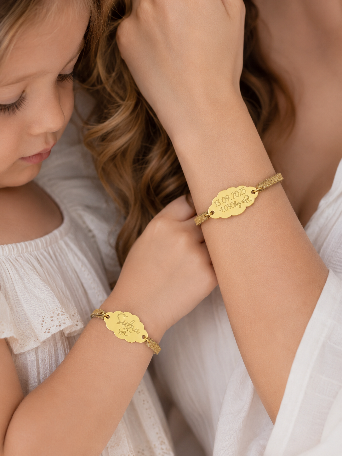 Bracelet femme personnalisé en daim pailleté camel avec médaille ronde à graver.