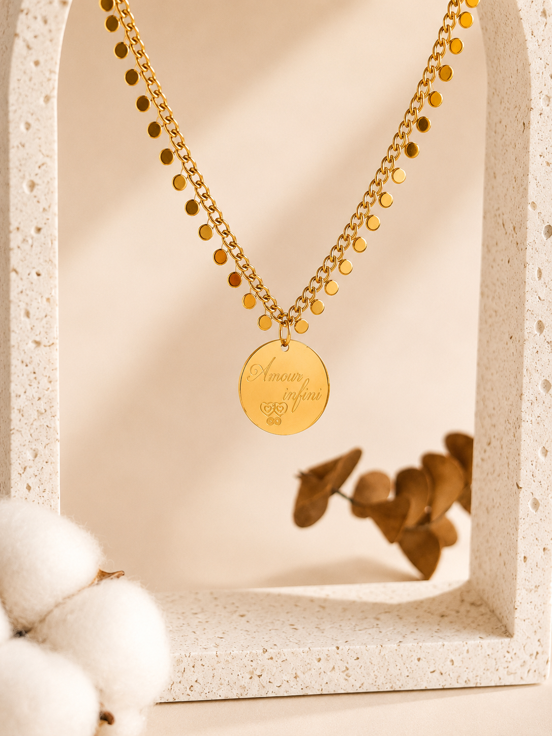     Collier Jade personnalisé avec chaîne à pampilles dorées et médaille ronde gravée de 18 mm.