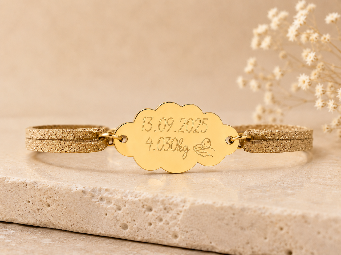 Bracelet personnalisé femme en daim camel, médaille gravée et finition élégante.
