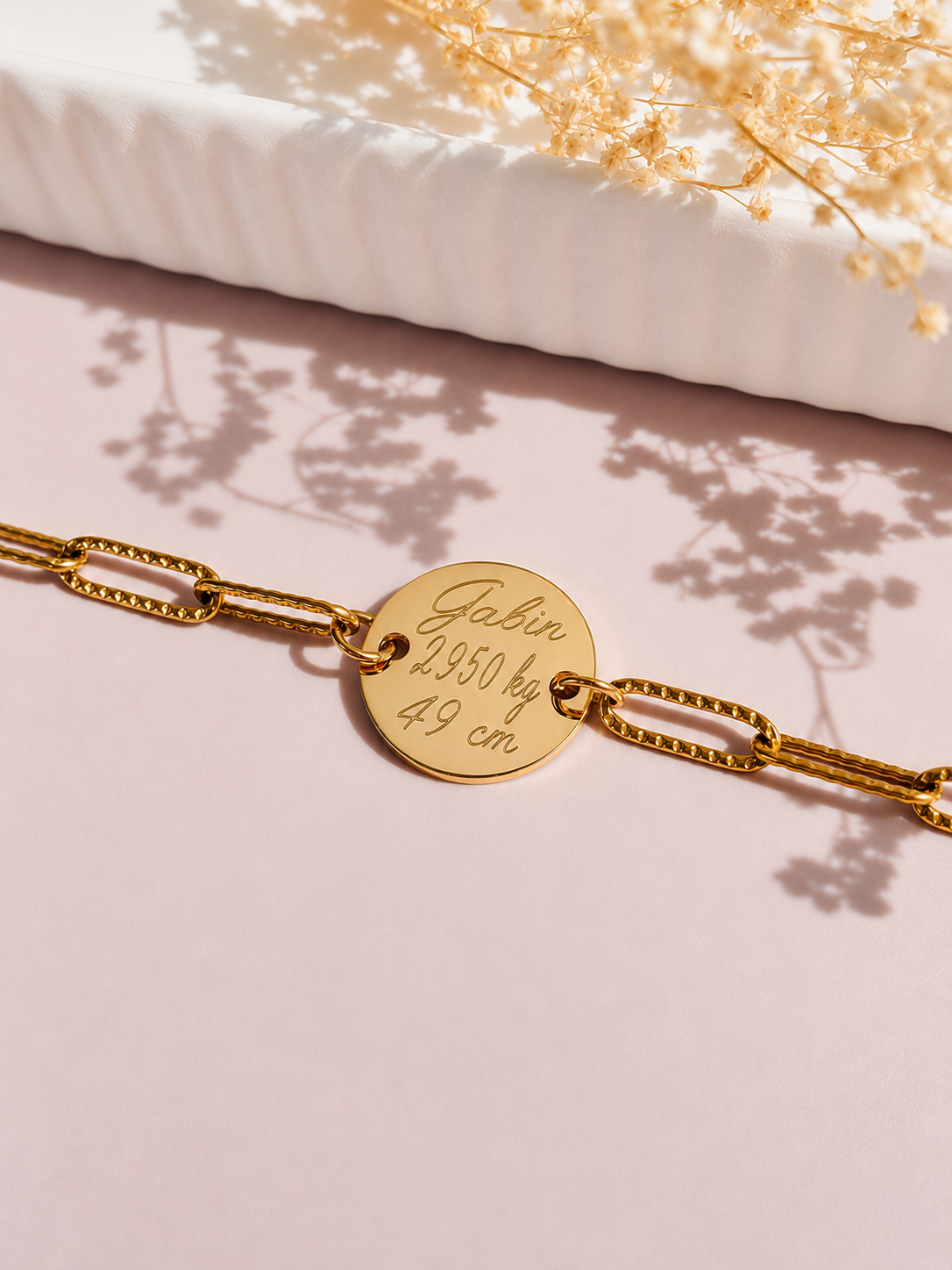 Médaillon poli miroir de 15 mm gravé sur bracelet personnalisé.