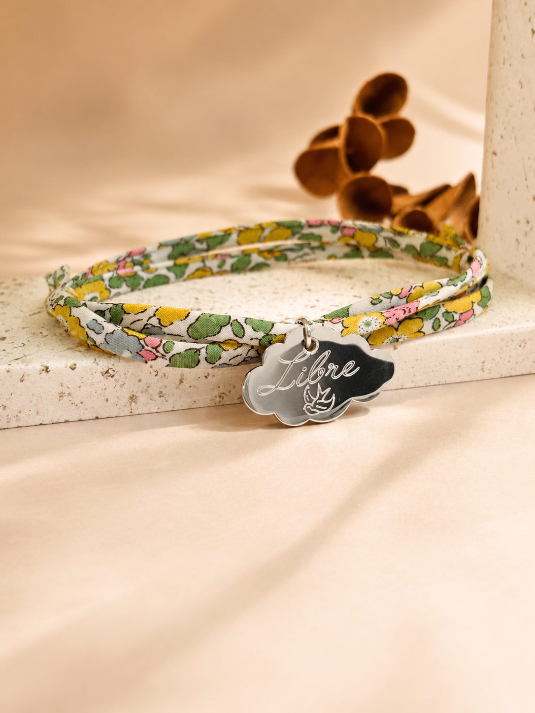 Bracelet Liberty personnalisé femme Lila avec médaillon nuage argent.
